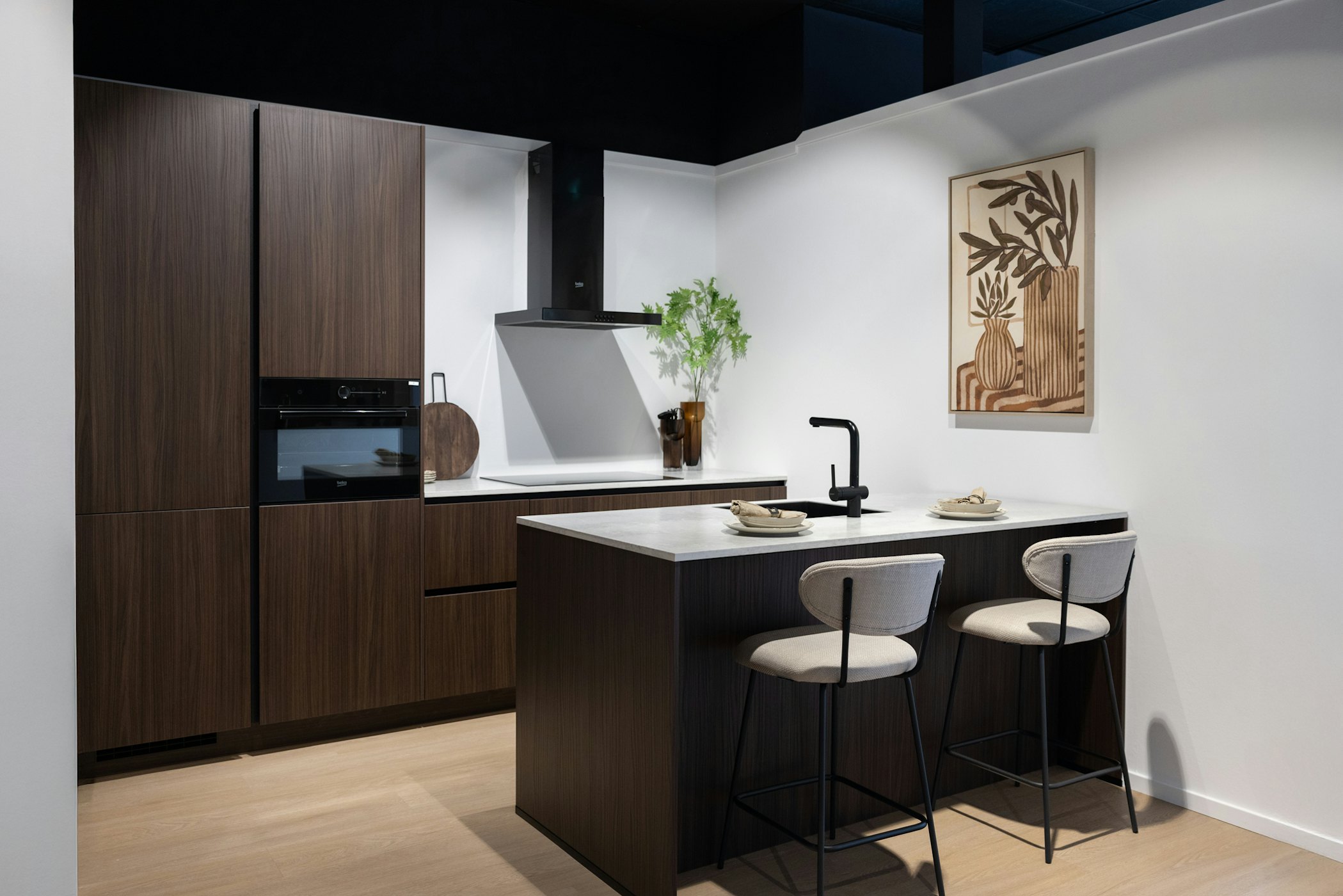 Noten milano bruine eilandkeuken