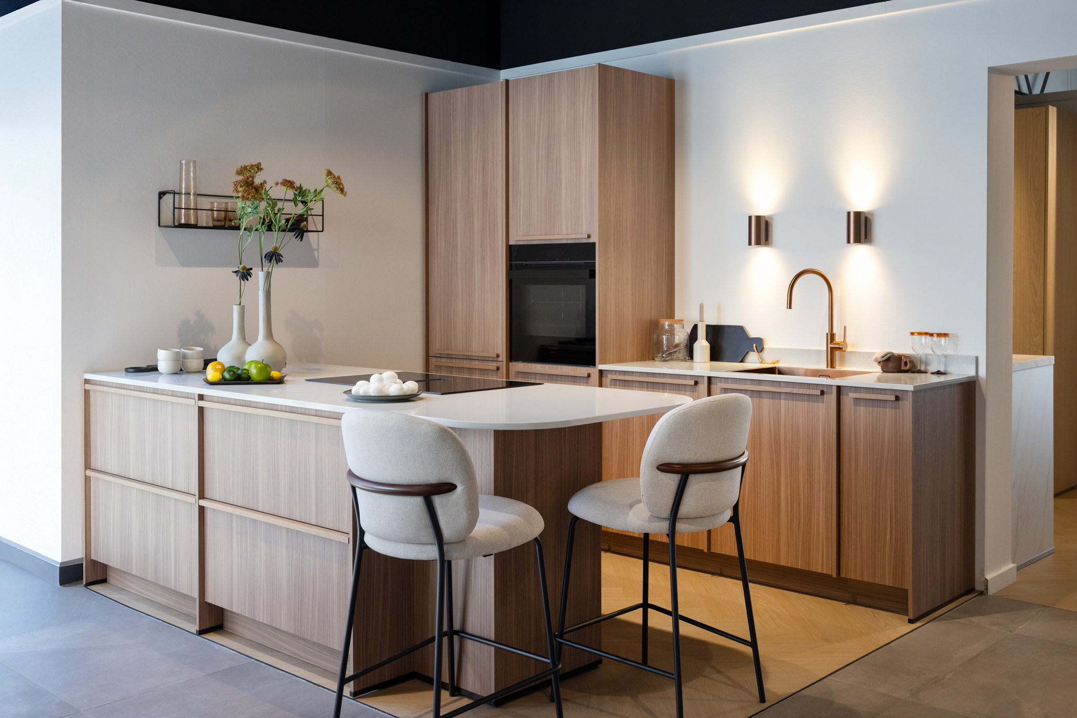 Noten licht eilandkeuken