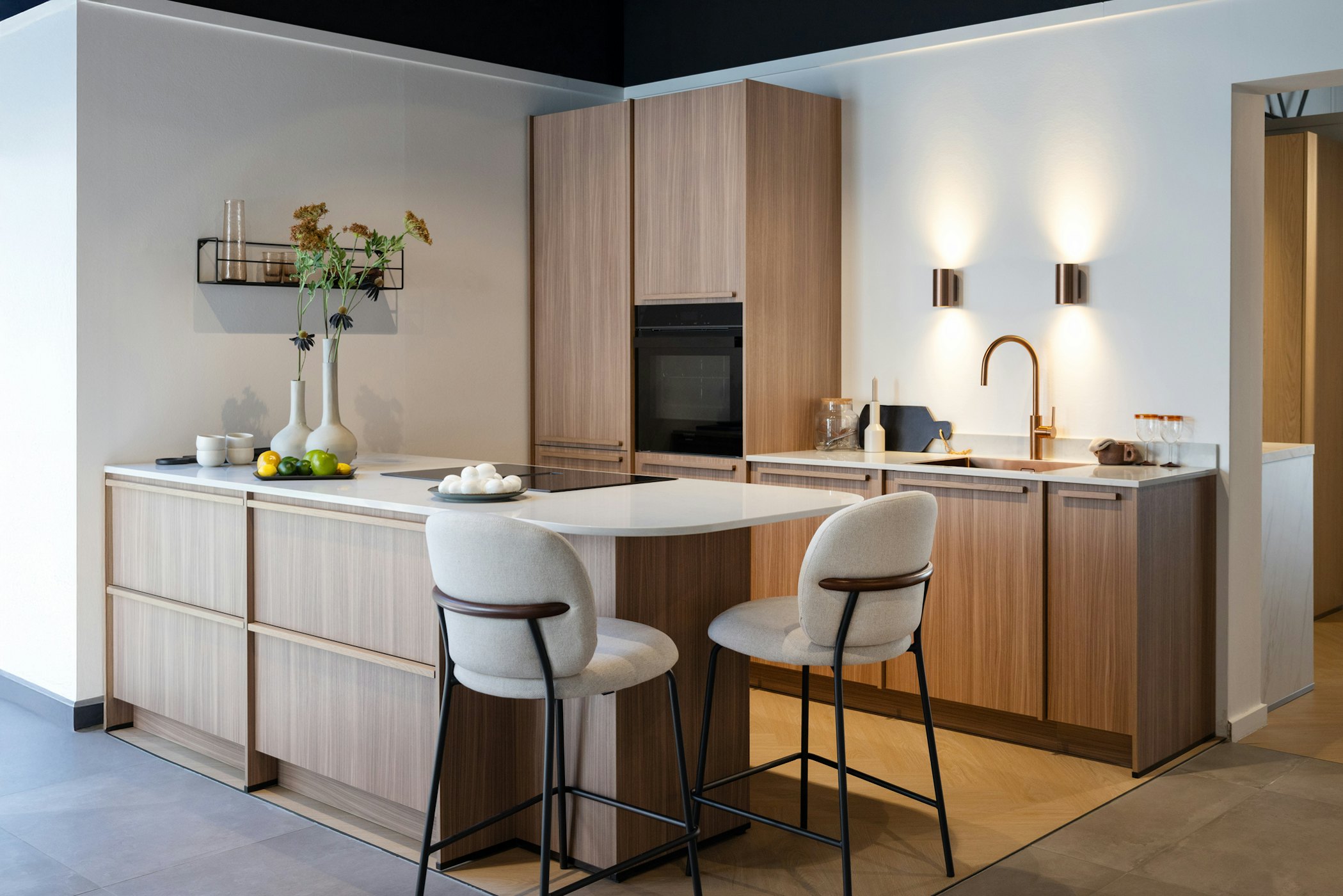 Noten licht eilandkeuken