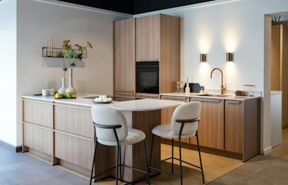 Noten licht eilandkeuken