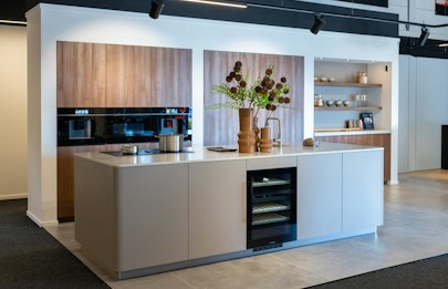 Kwartsgrijze eilandkeuken