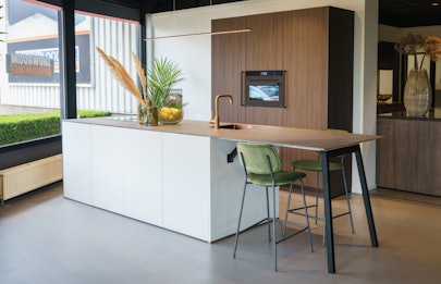 Walnoot kristal witte eilandkeuken