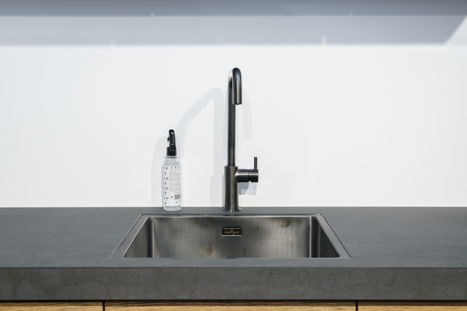 Caressi gunmetal spoelbak en kraan