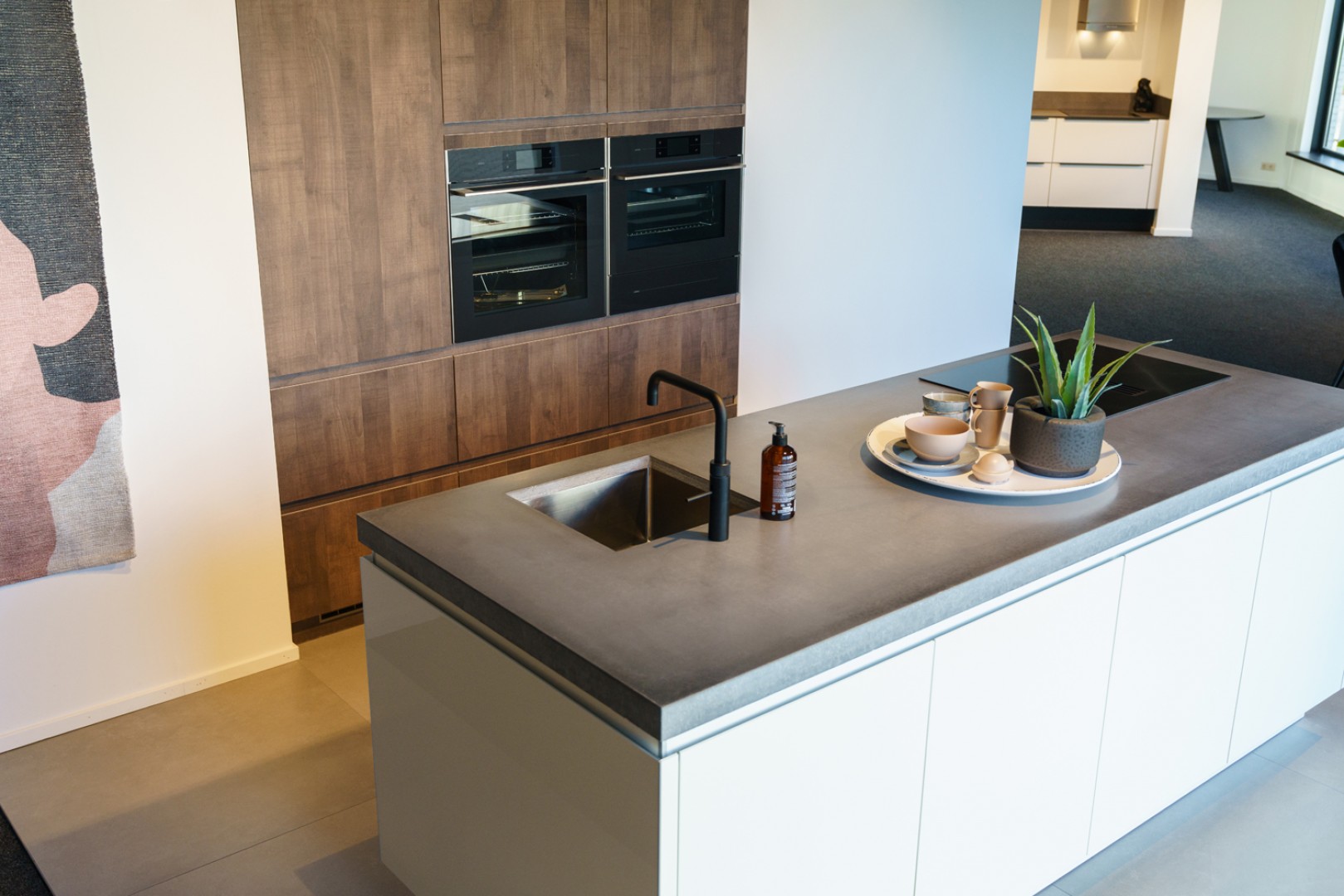 Laguna Eiken met wit eilandkeuken