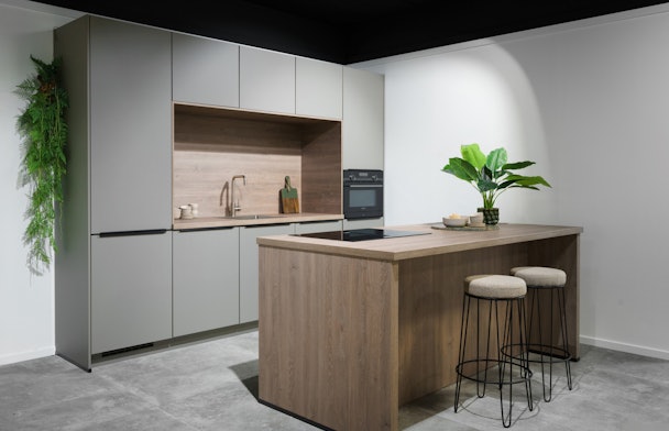 Bergamo taupe grijze eilandkeuken