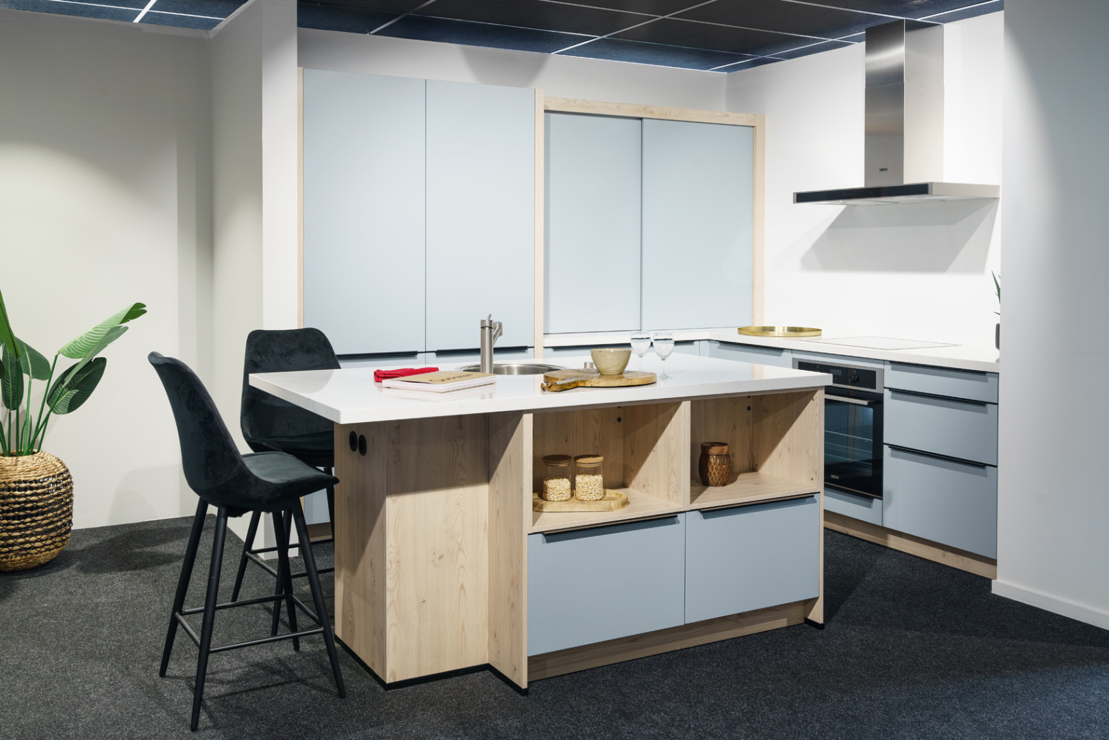 Hout met ijsblauwe eilandkeuken