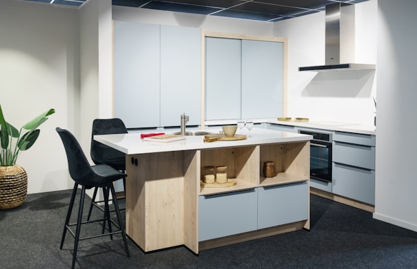 Hout met ijsblauwe eilandkeuken