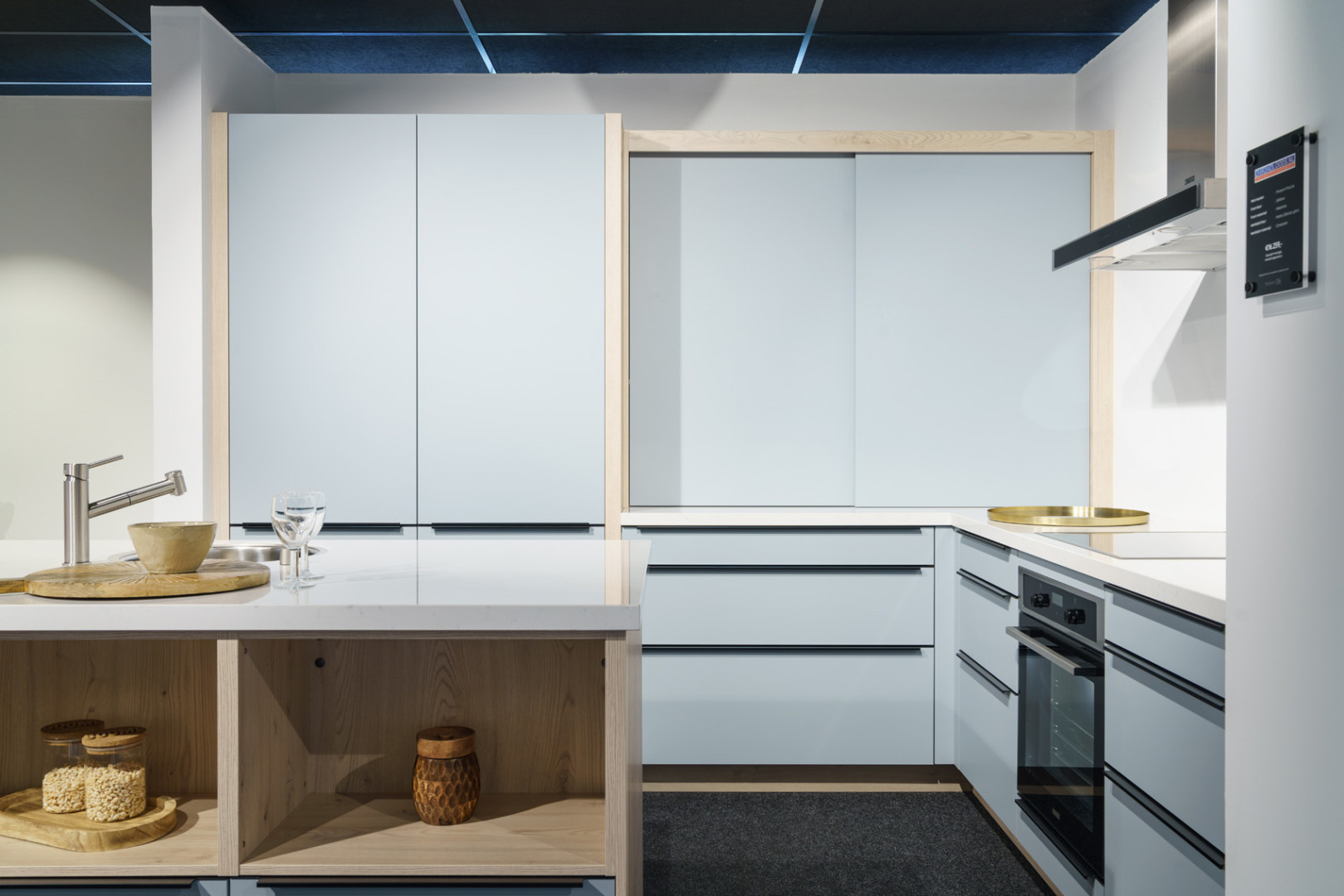 Ijsblauwe fronten van melamine