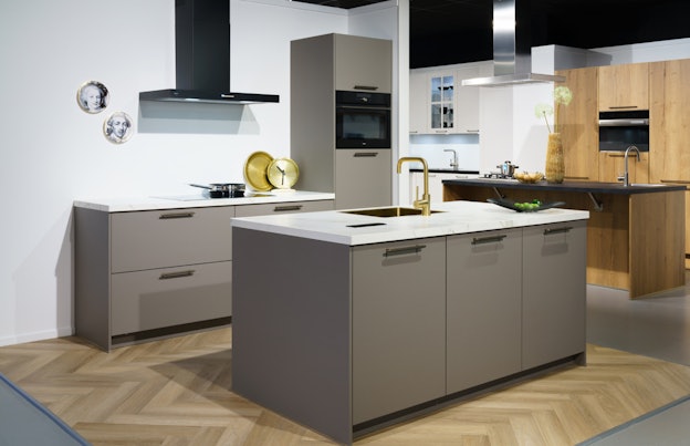 Fluweel eiken greige eilandkeuken