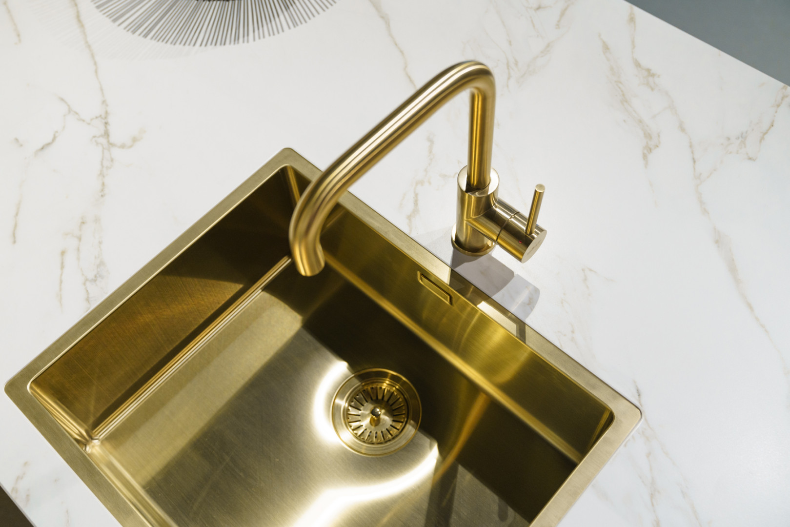 Gouden spoelbak en kraan