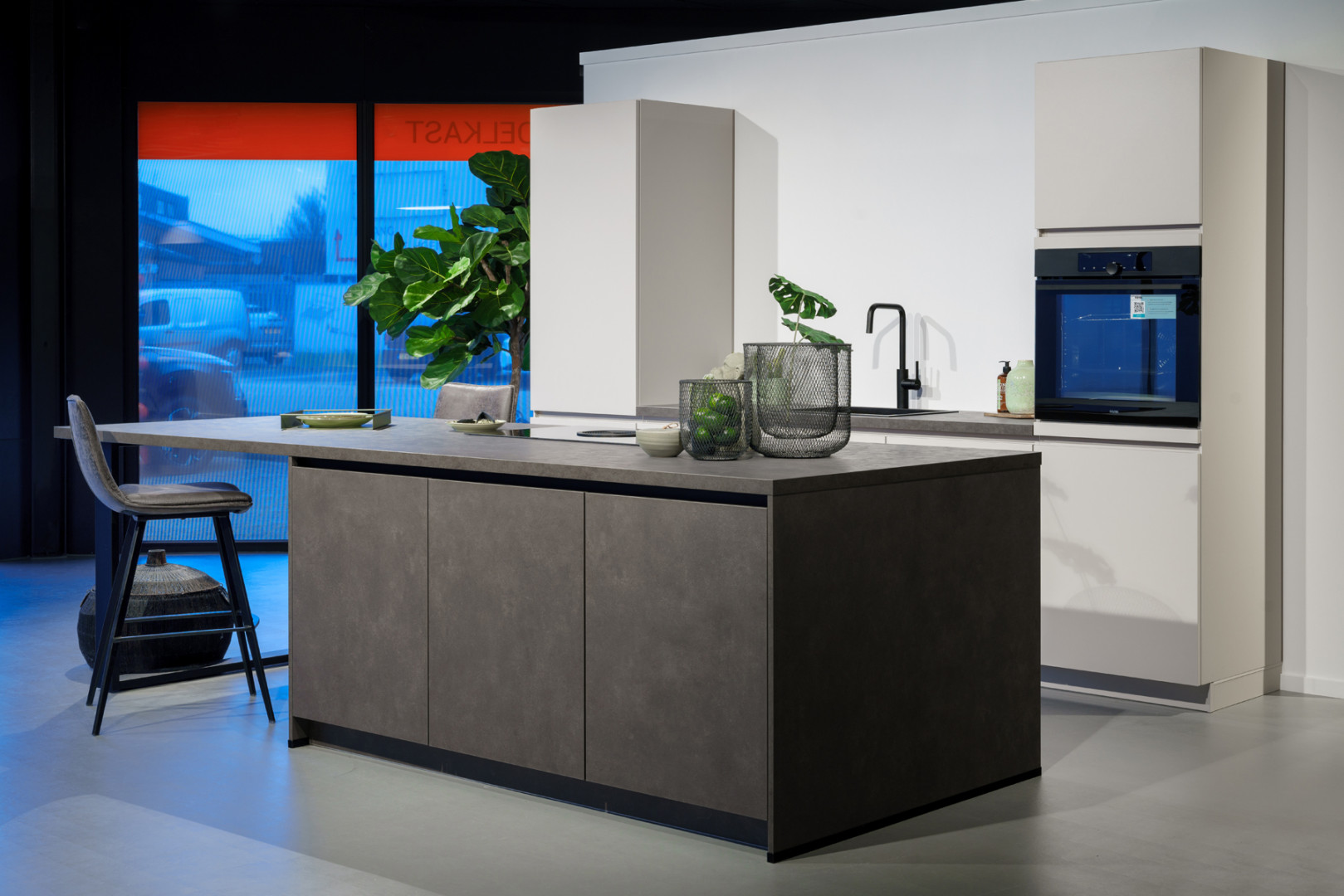 Decor beton grijze eilandkeuken