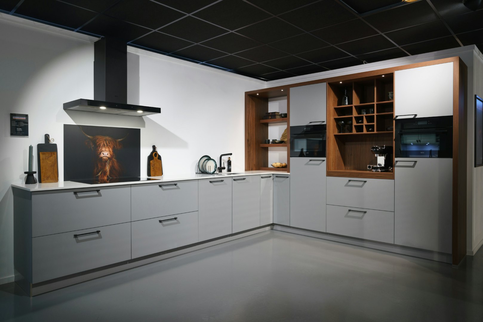 Hout met parelgrijze hoekkeuken