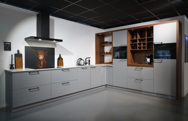 Hout met parelgrijze hoekkeuken