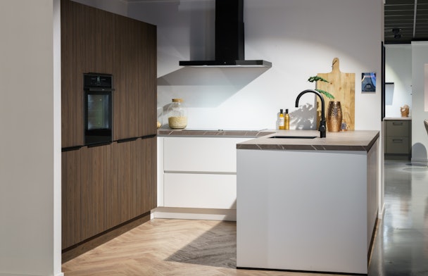 Walnoot kristalwitte u-keuken