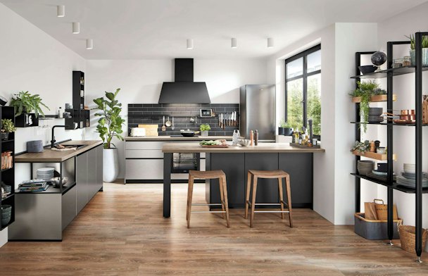 Inox grijze eilandkeuken