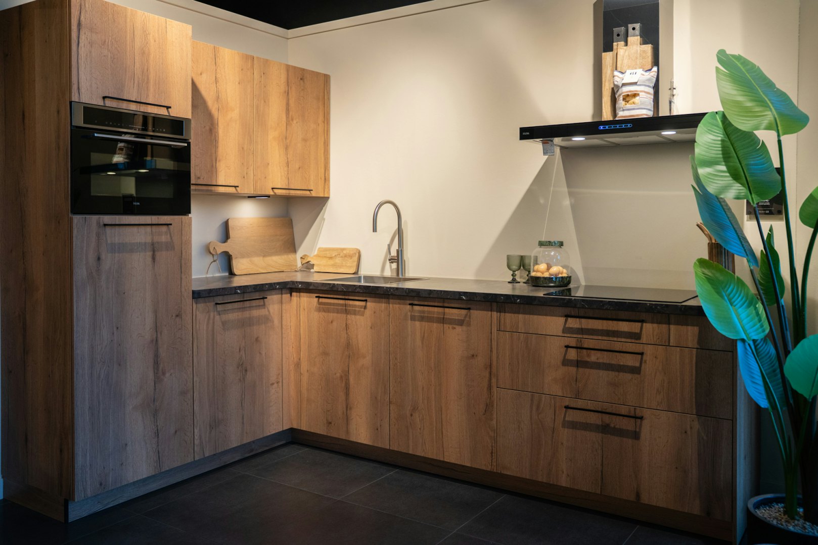 Hout bruine hoekkeuken