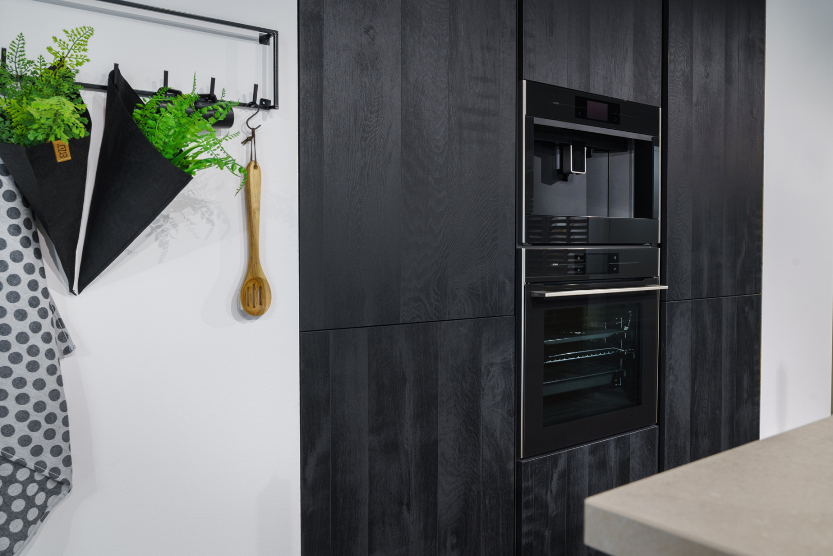Matlak en kunststof fronten in Nero Chalet