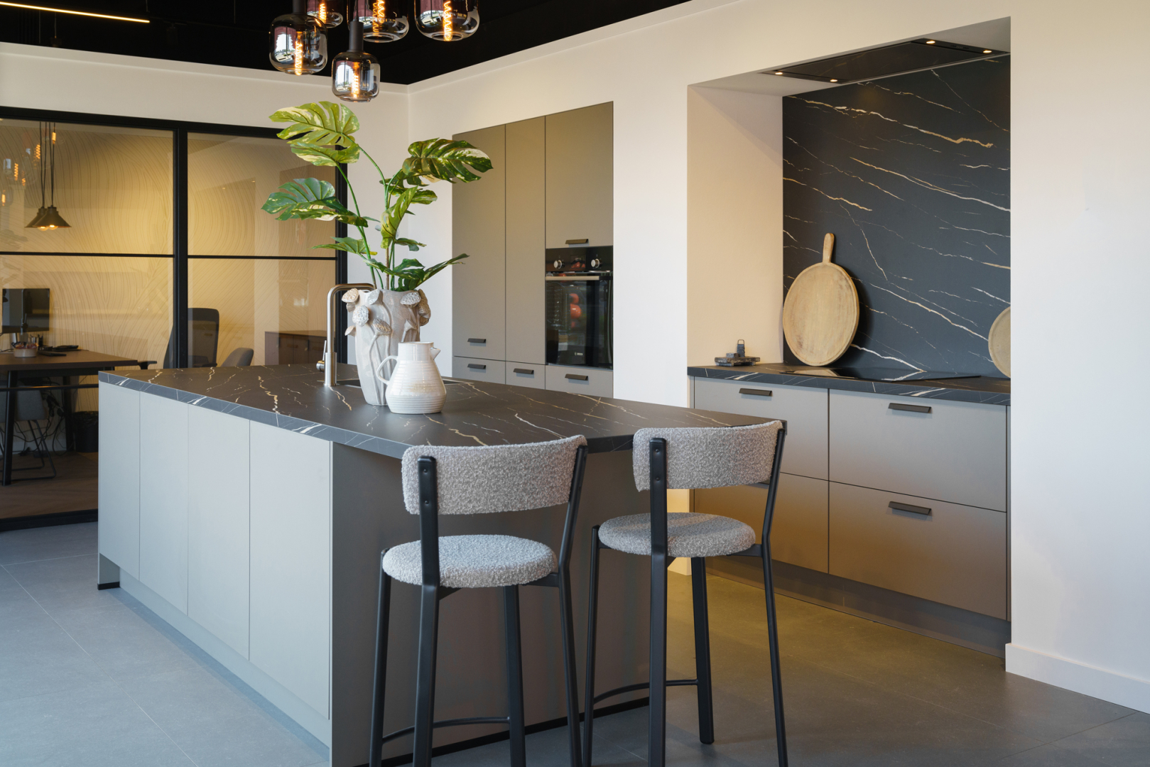 Laser taupe grijze eilandkeuken