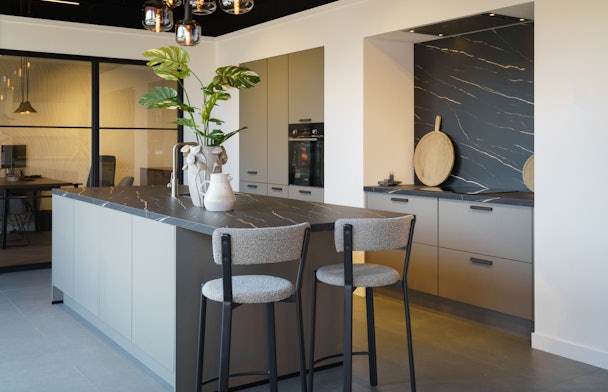 Taupe grijze eilandkeuken