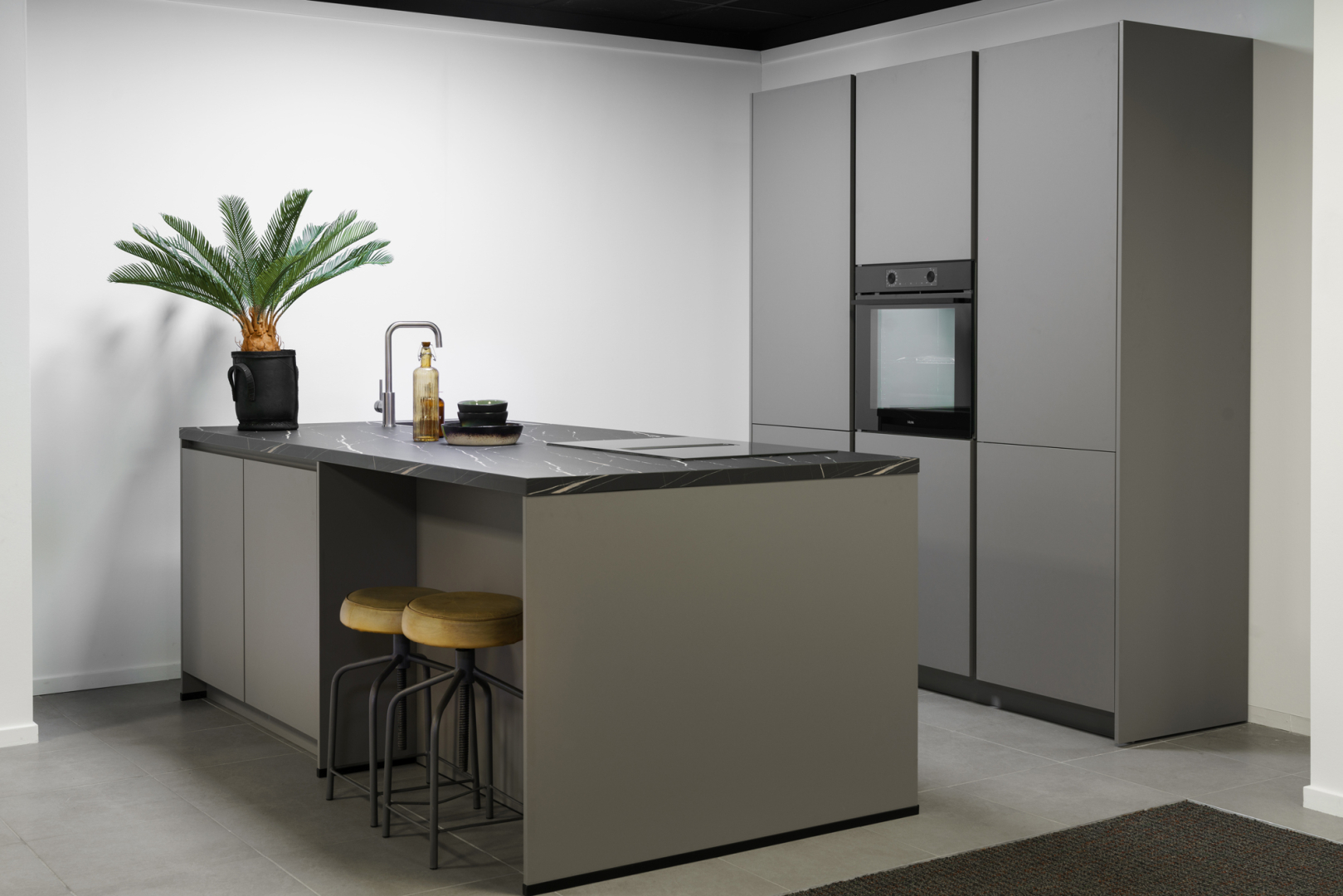 Laser taupe grijs eilandkeuken