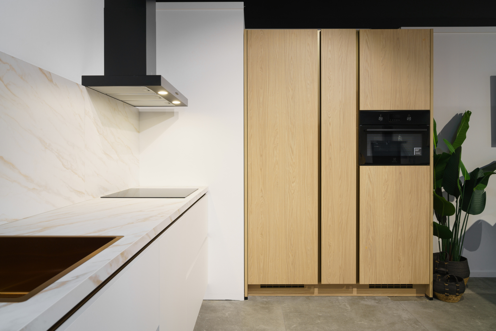 Senso wit matlak keukenfronten gecombineerd met structure eiken