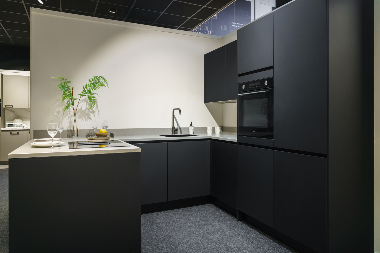 Paco beton zwarte U-keuken