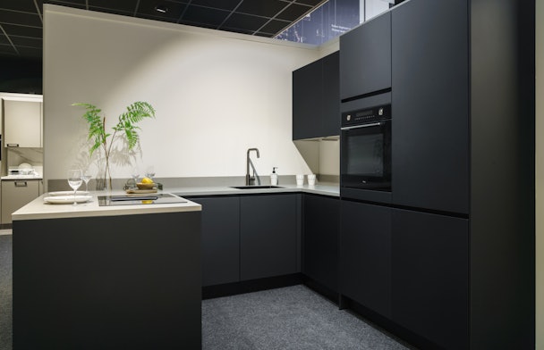 Paco beton zwarte U-keuken