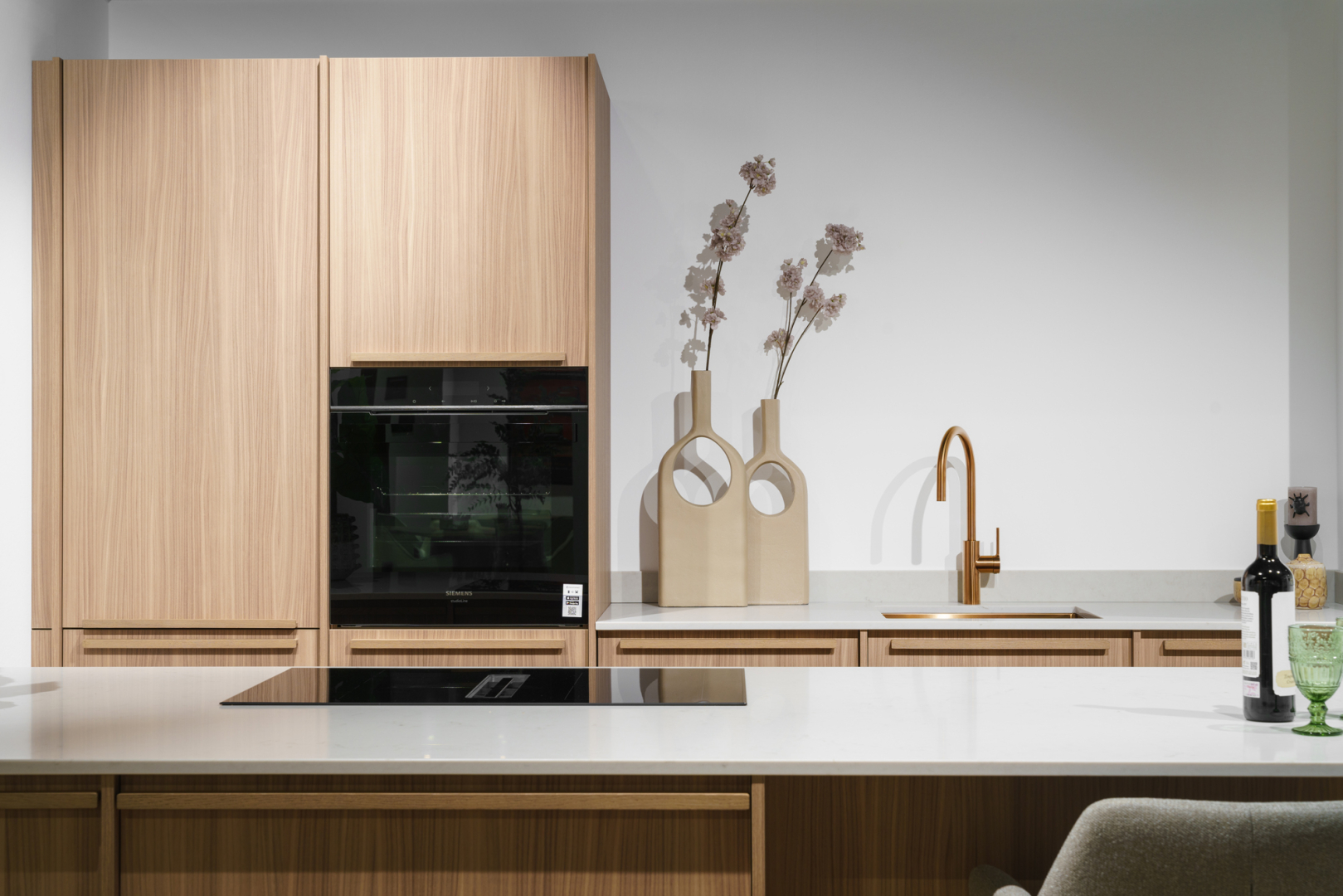 Keuken met lichte notenhouten fronten