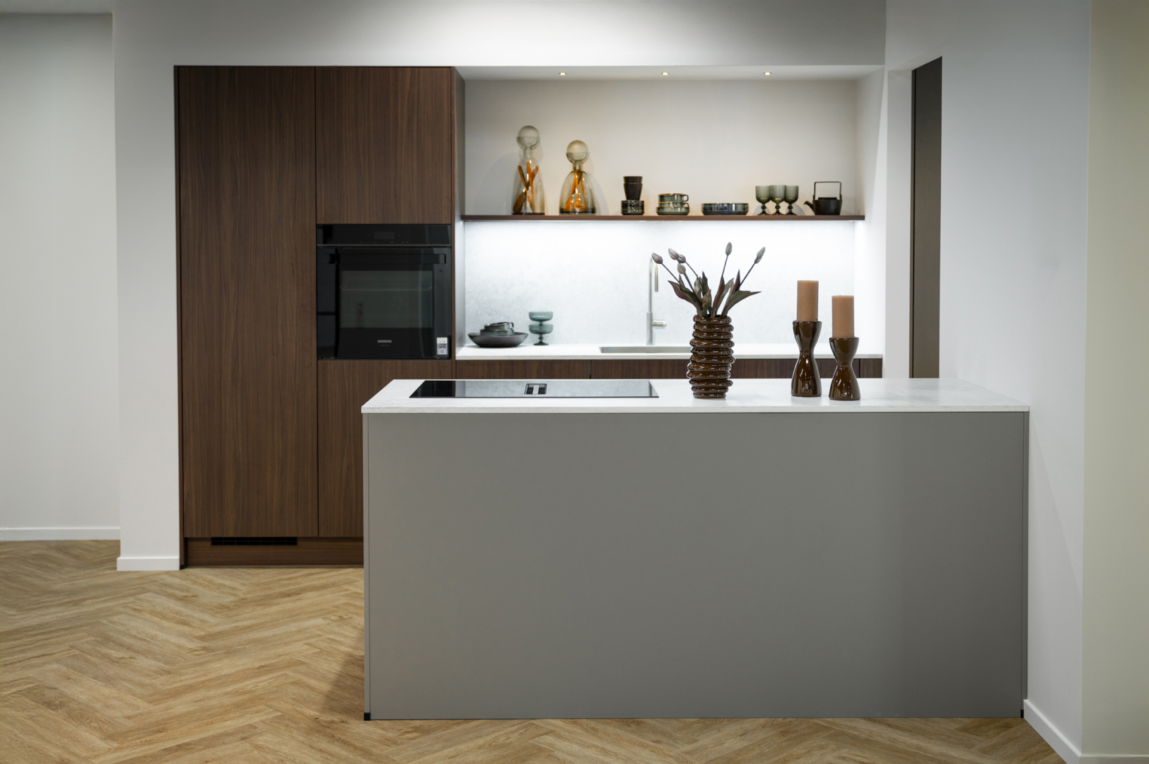 Milano Noten/ Taupegrijze eilandkeuken