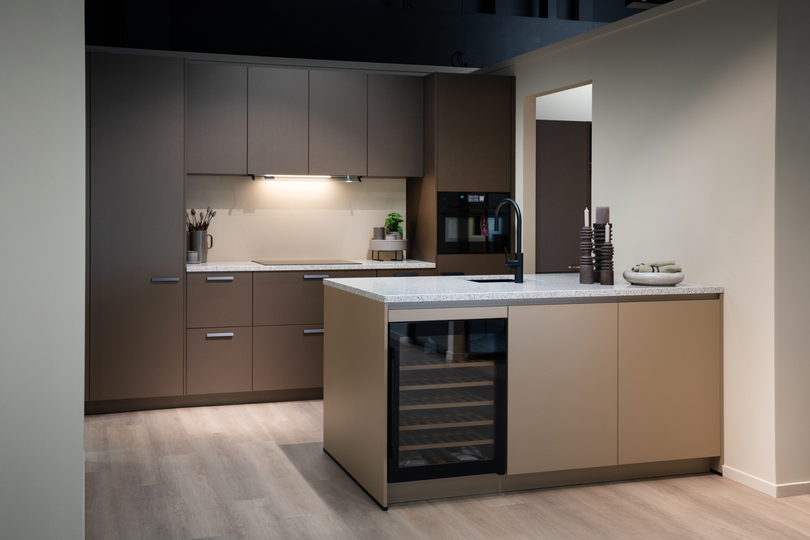 Brown steel/ Caramel beige eilandkeuken