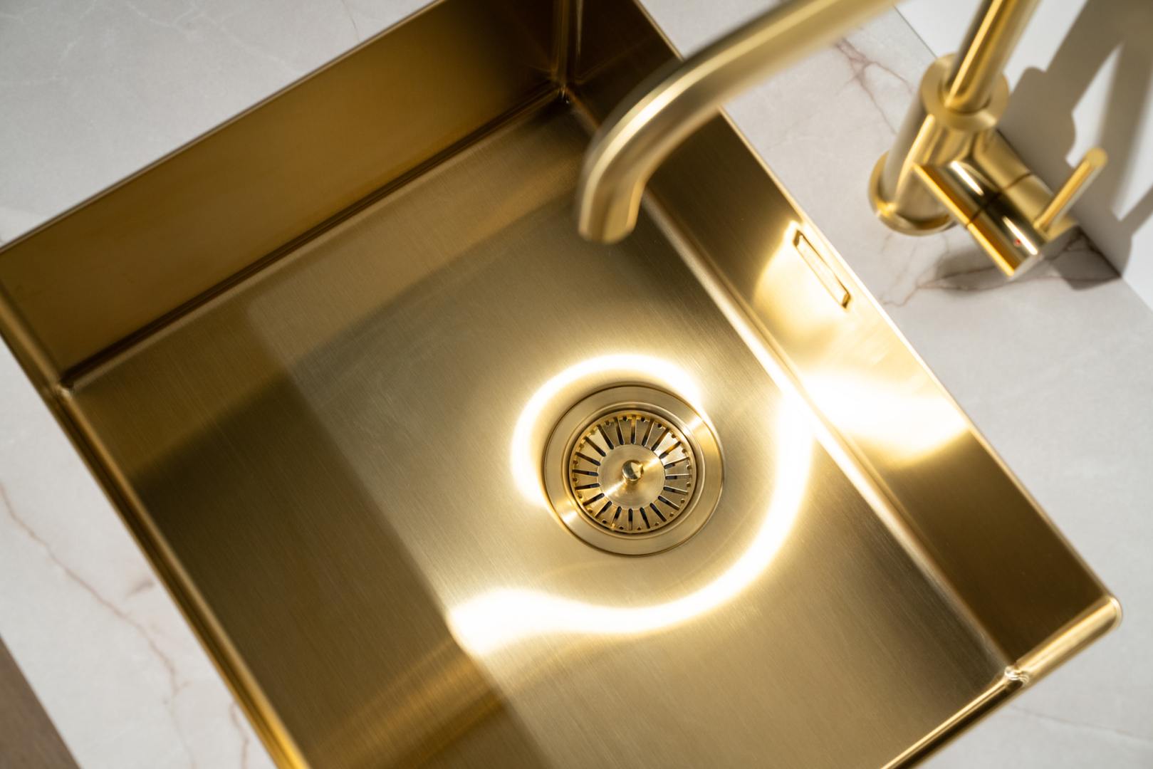 Gouden spoelbak en gouden kraan