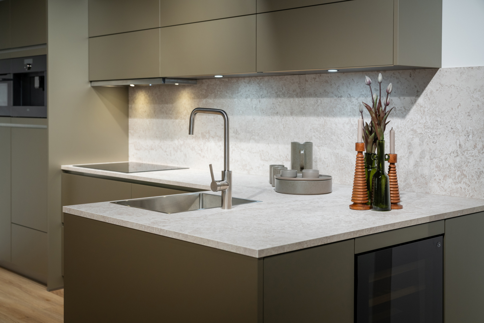 Laklaminaat champagne metallic eilandkeuken