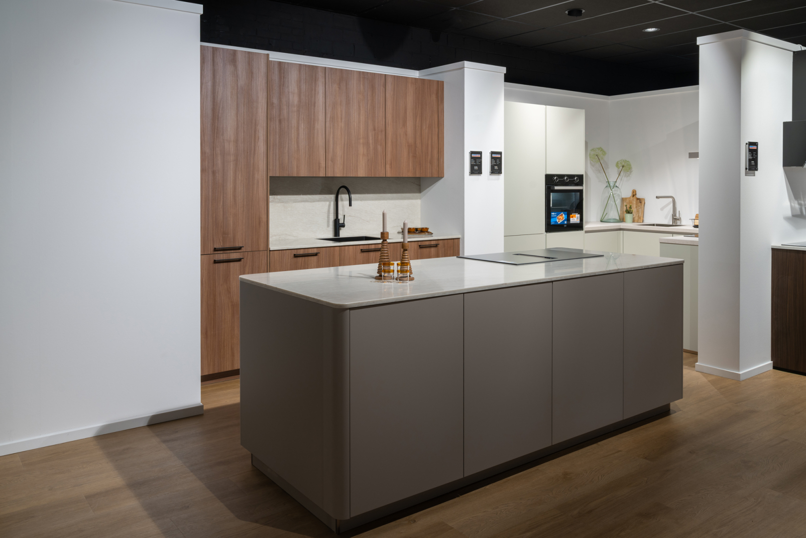 Noten urban/ Quartz grijze eilandkeuken