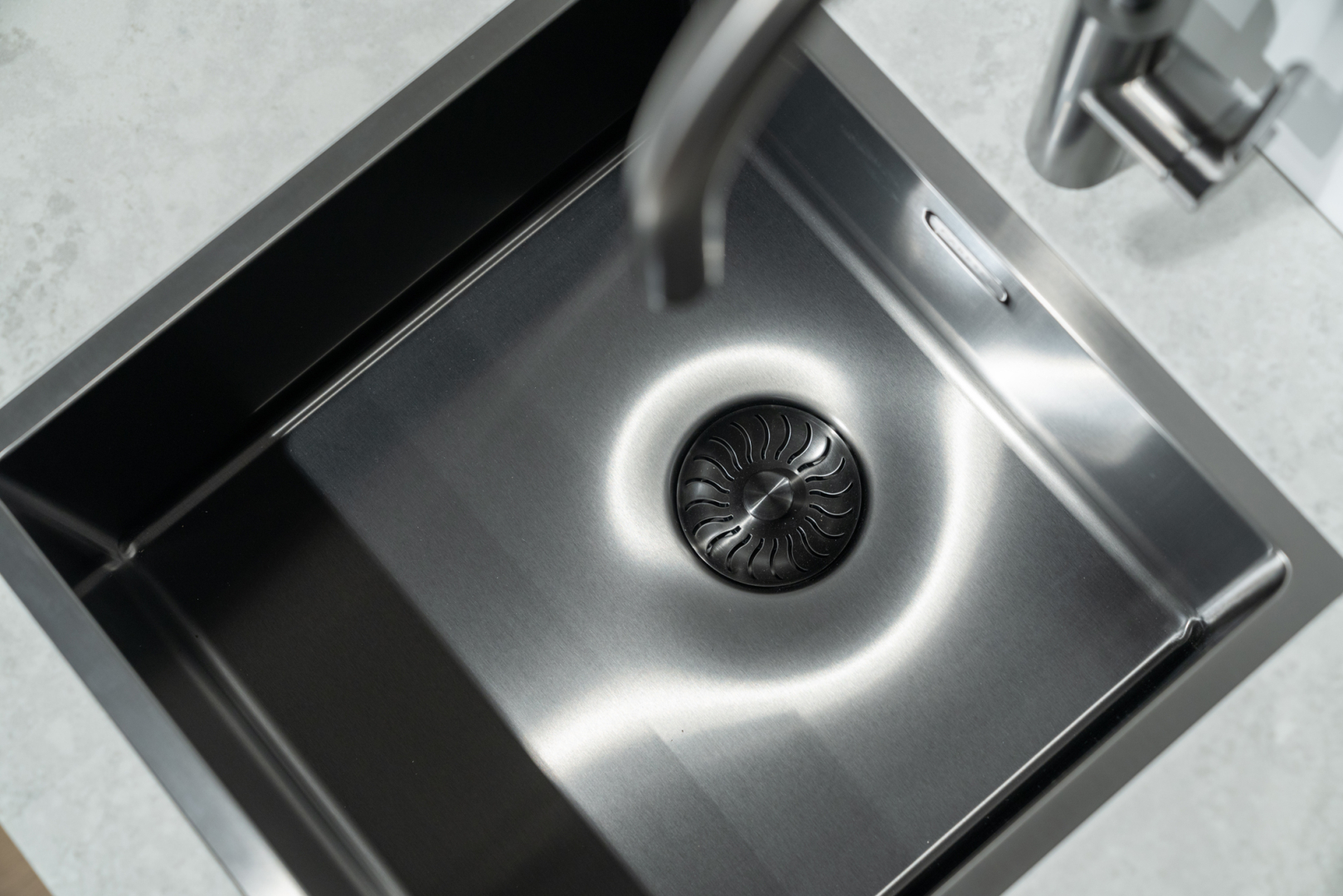 Caressi gunmetal spoelbak en kraan