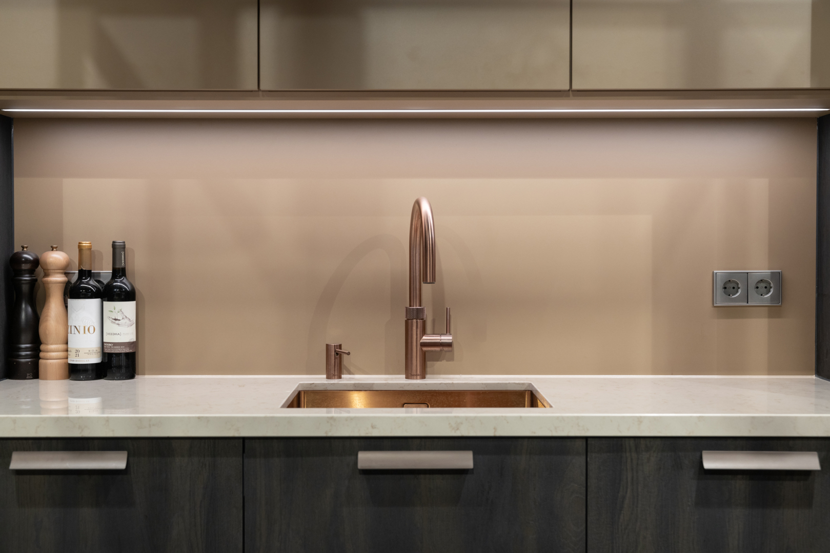 Black Wood/Caramel eilandkeuken