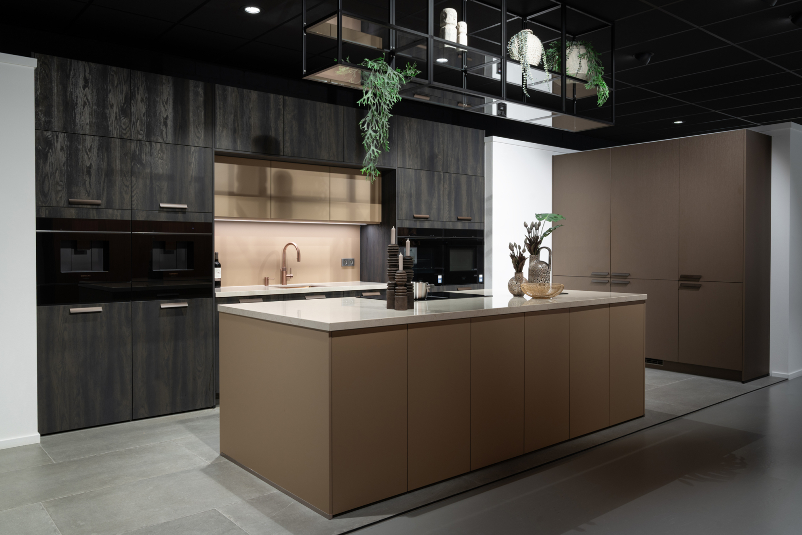Black Wood/Caramel eilandkeuken