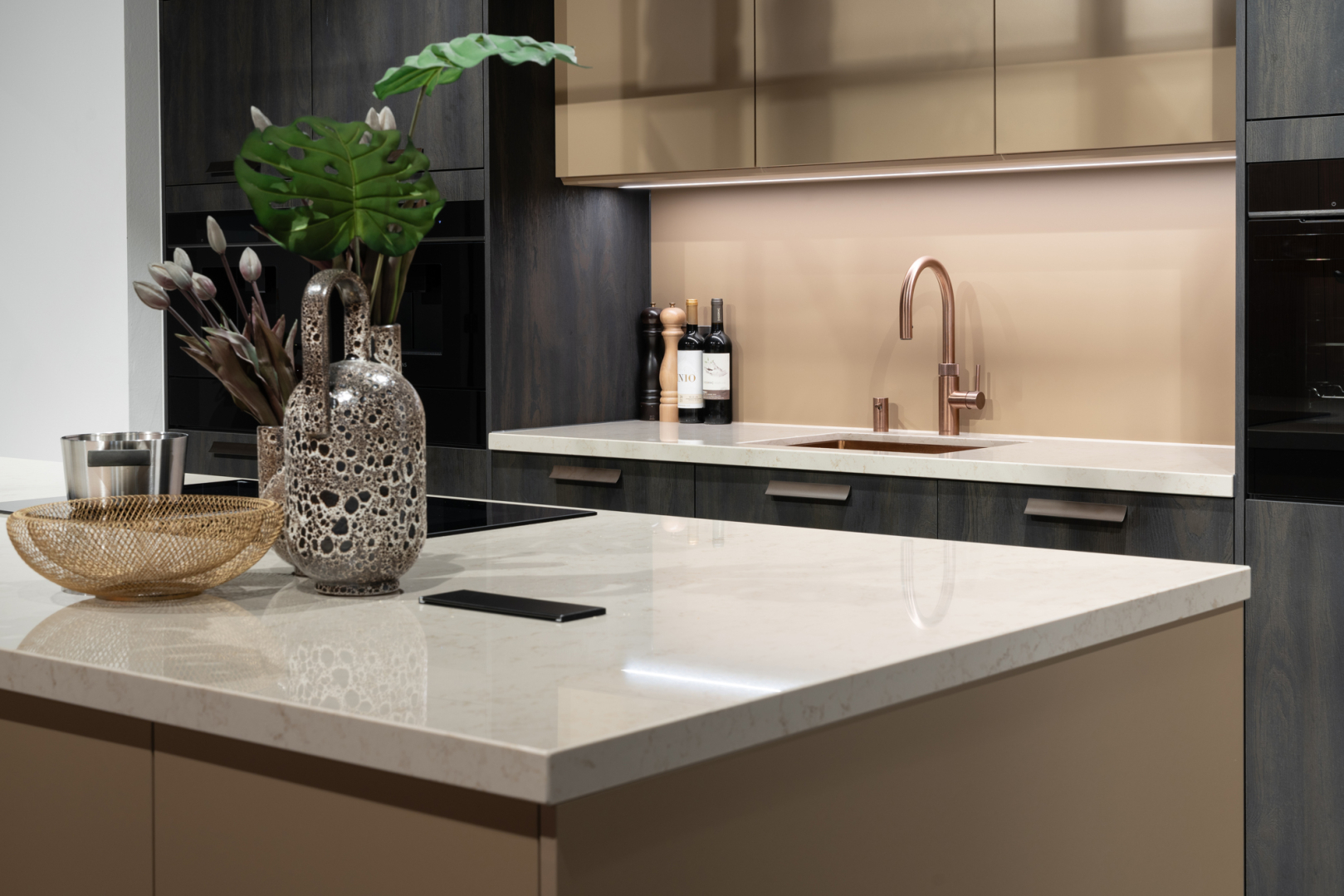 Black Wood/Caramel eilandkeuken