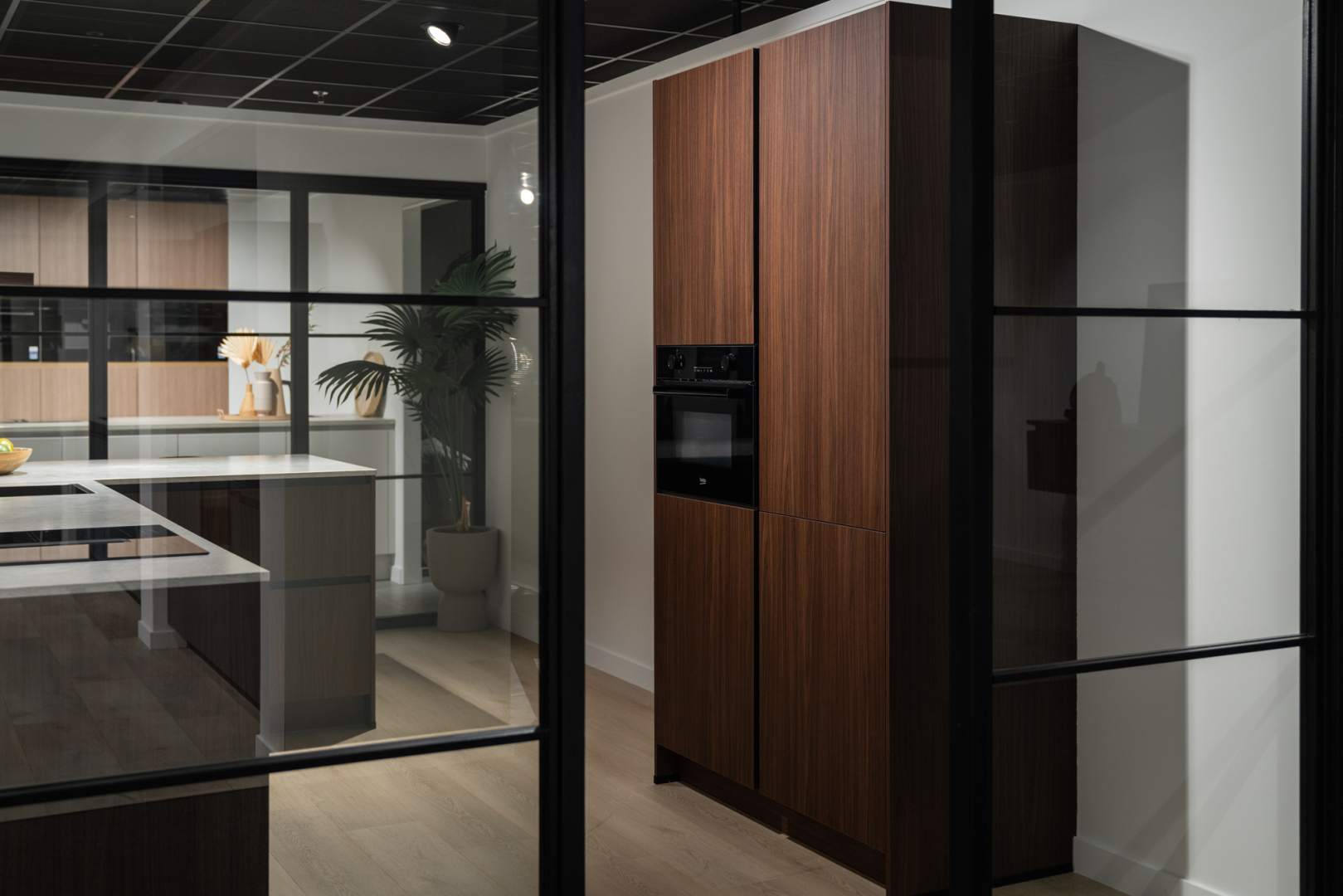 Hoge kasten in decor Noten Milano fronten