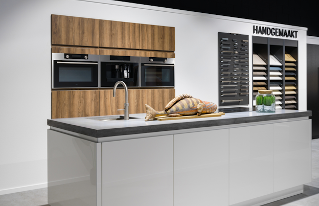Eilandkeuken hoogglans wit met hout