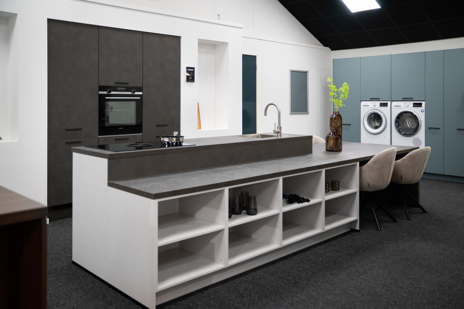 Terra beton grijze eilandkeuken