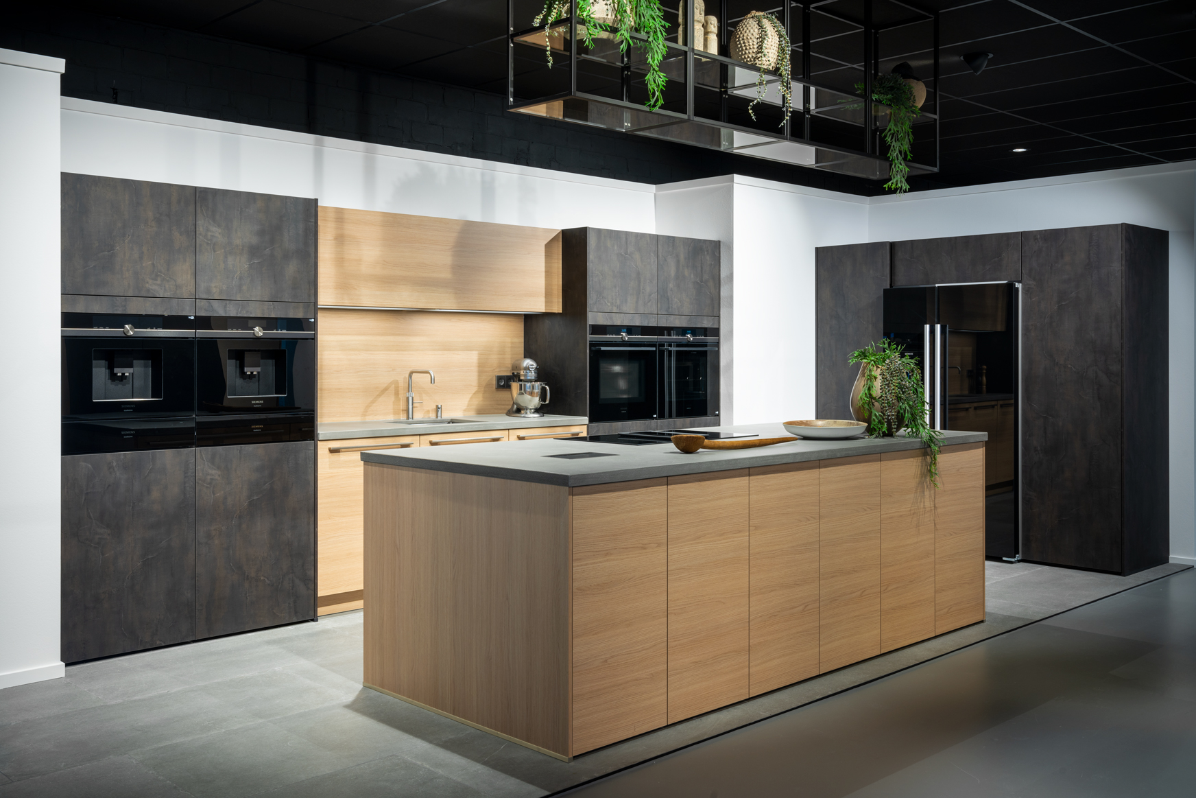 Staaldonker beton met houtlook eilandkeuken