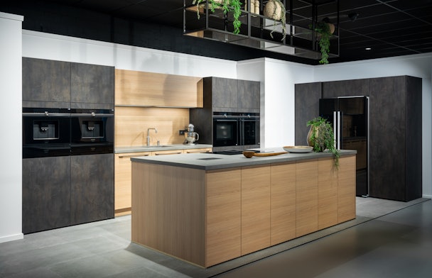 Staaldonker beton met houtlook eilandkeuken