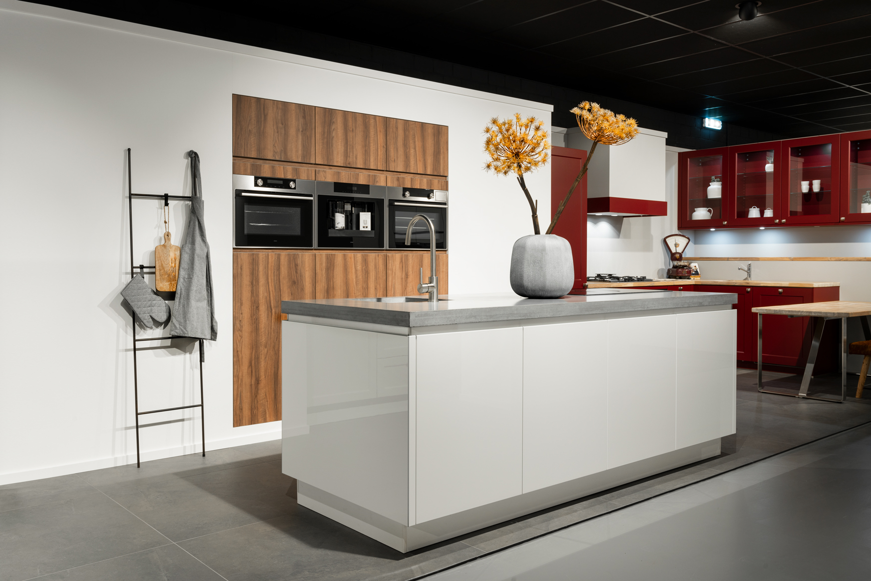 Hout met witte eilandkeuken