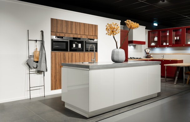 Hout met witte eilandkeuken