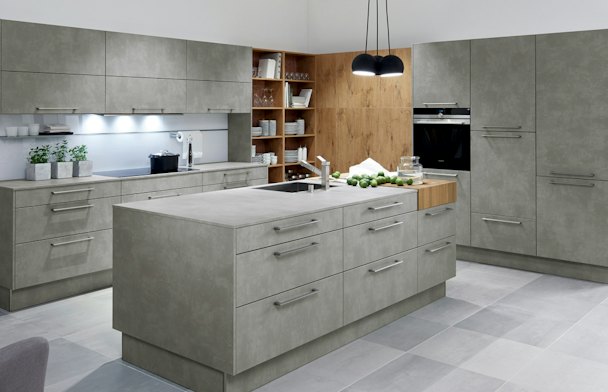 NA structuur cement grijs / MC Catania eiken eilandkeuken