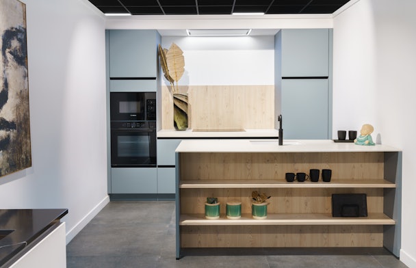 Houtlook met staalgrijs eilandkeuken