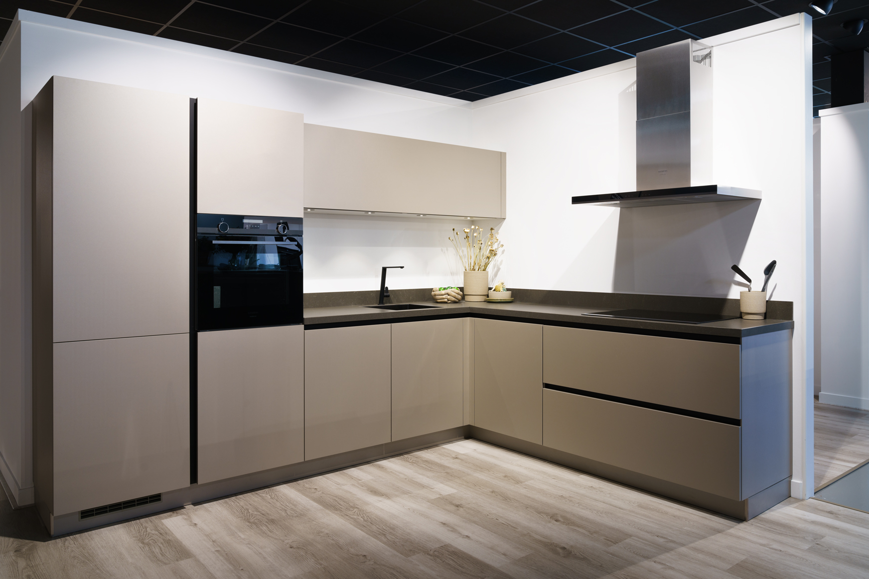 SHOWROOMKEUKEN-HOEK-TAUPE