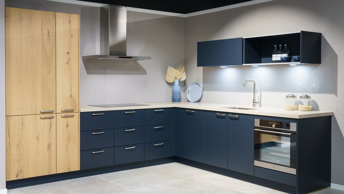 Matlak donkerblauwe hoekkeuken