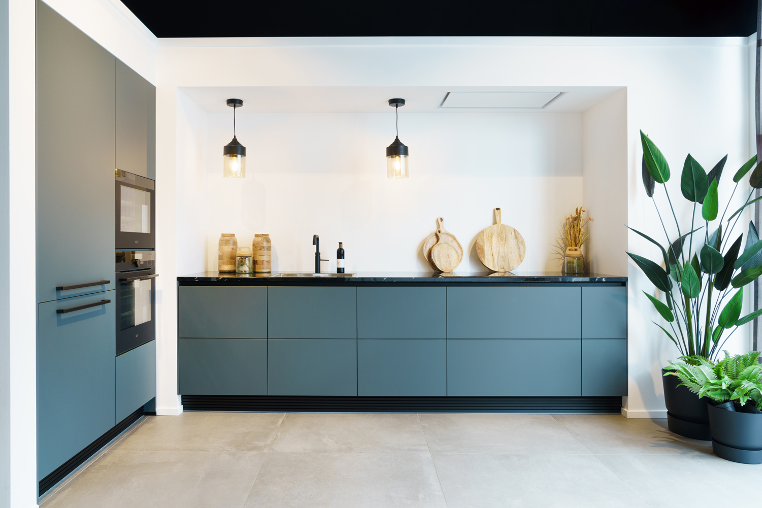 Elegante donkergroene L-keuken