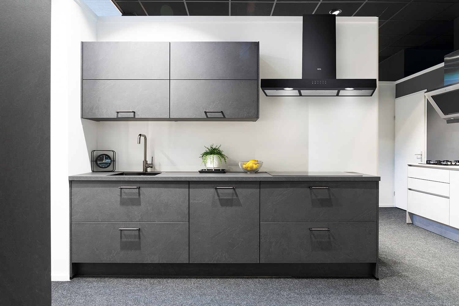 Stoere beton grijze rechte keuken